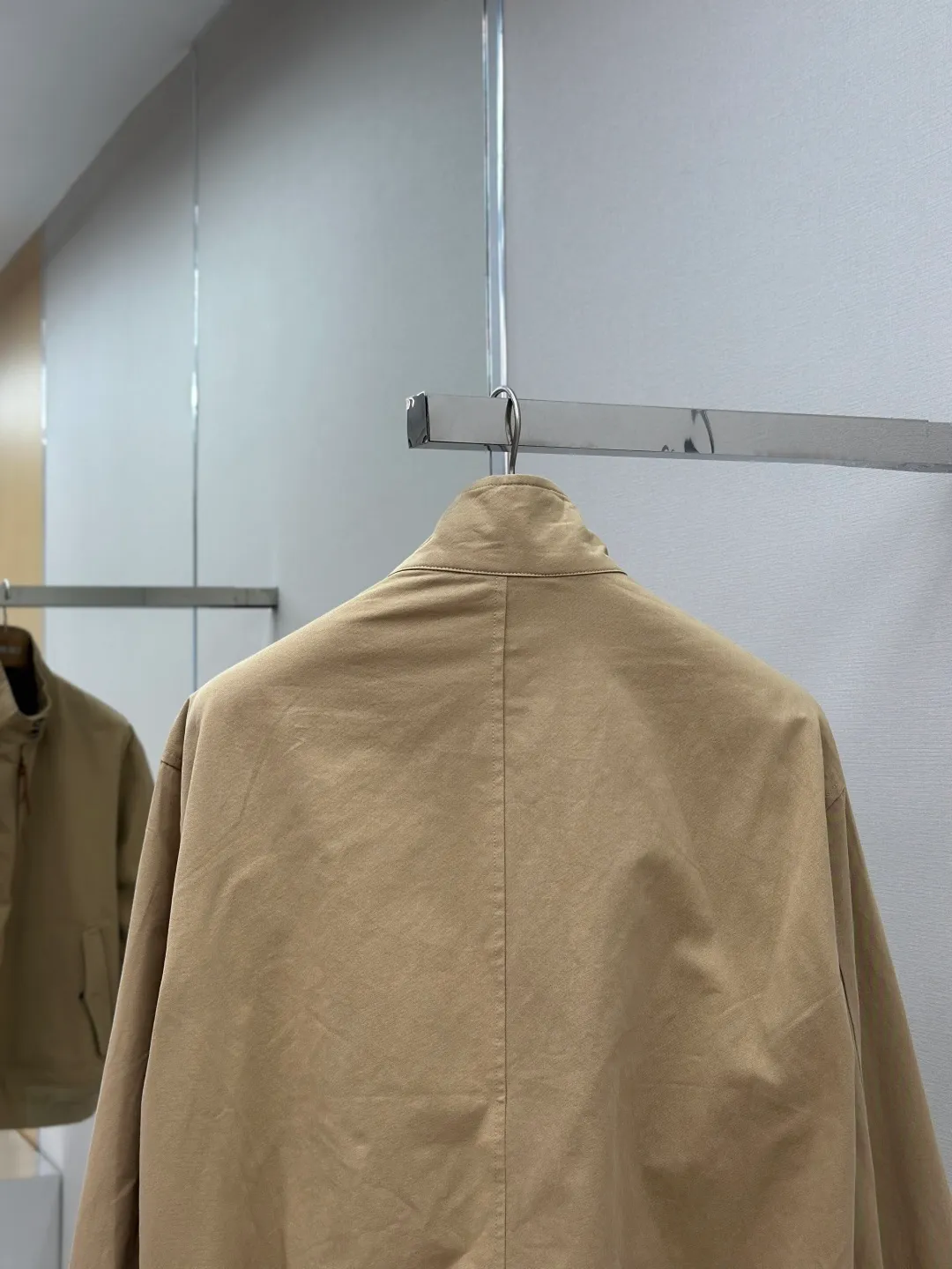 P550 Ralph Lauren embroidered zipper jacket. Customized elegant cotton fine twill fabric. Soft and silky. Comfortable against the skin. With khaki as the base color. Soft and unobtrusive. Just right to show a kind of restrained elegance. Exquisite pony logo is embellished with it. It brings an atmosphere of freedom and vitality and injects the soul charm of the brand. Simple and smooth lines outline a tall and straight figure. A unique and charming fashion masterpiece emerges. Process 1: Use imported machine embroidery process. Use advanced computer control systems and precision mechanical components to achieve the iconic pony embroidery operation with high precision and smooth and delicate lines. Process 2: Template machine bag opening. The preset template guides the position, shape and size of the bag opening. The accuracy ensures the quality of the bag opening effect. Process 3: Infrared positioning cutting bed uses infrared emitters and infrared receivers to achieve precise positioning of materials. The accuracy can reach the micron level, thereby meeting the effect of high-precision cutting of plaid alignment. Process 4: The fabrics are washed. Better hand feel, not easy to deform, not easy to shrink, not easy to fade, maintain long-term beauty Accessories: Customized Ralph Lauren horn buckle, Customized Ralph Lauren zipper, Customized leather lanyard, Customized Ralph Lauren trademark Version: Loose version Size: S M L XL